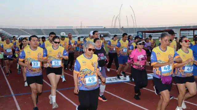 Personas corriendo en la Carrera 5K del Instituto Newman en Reynosa