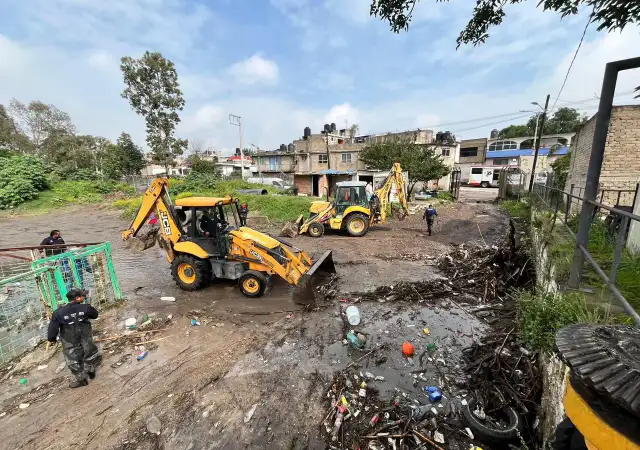 Trabajadores retiran basura y azolve de la Presa El Ángulo