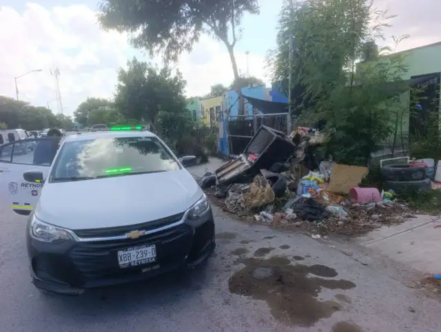 Calle urbana con residuos acumulados en la vía pública