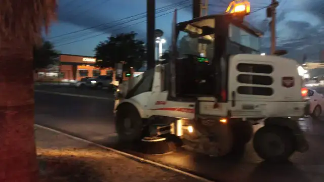 Barredora municipal durante labores de limpieza nocturna en un bulevar de Reynosa