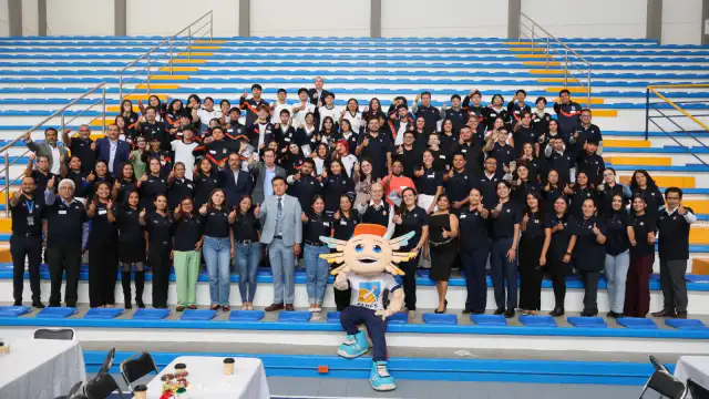 Egresados del SABES reunidos en un auditorio durante un encuentro de bachillerato