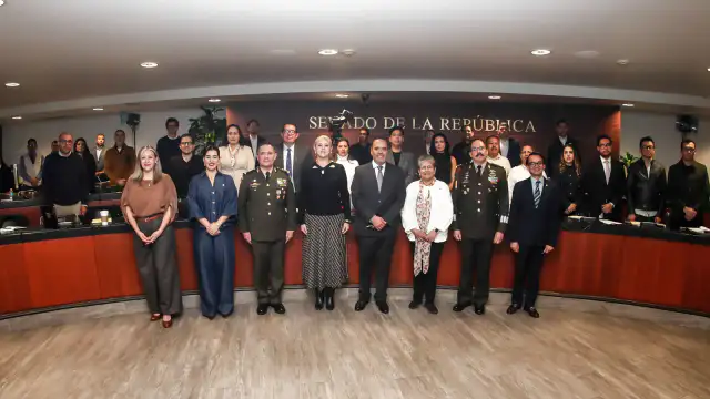 Senador Juan Carlos Loera de la Rosa durante reunión de comisión en el Senado