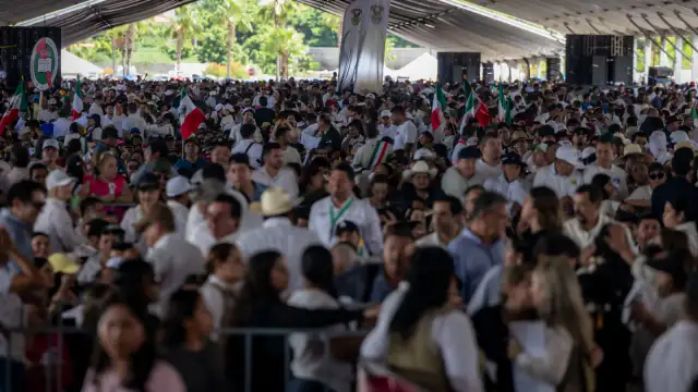 Asistentes reunidos en la Feria Ganadera de Culiacán durante un acto público