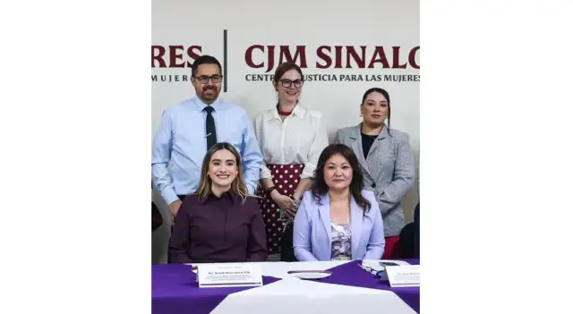 Mujeres caminando frente a un centro de atención en Sinaloa