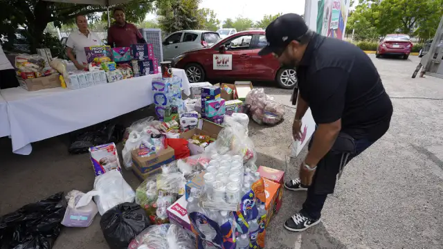 Centro de acopio del DIF Sinaloa con cajas de donaciones apiladas