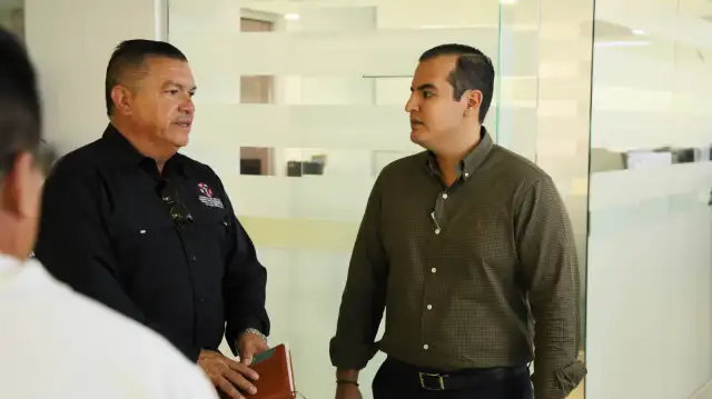 Funcionarios recorren pasillos del Centro de Justicia Penal de La Paz durante supervisión de obras.