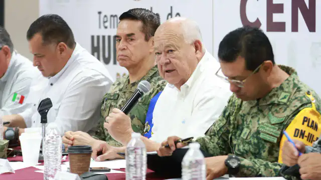 Personal de protección civil y maquinaria desplegada ante la llegada de un huracán en Baja California Sur