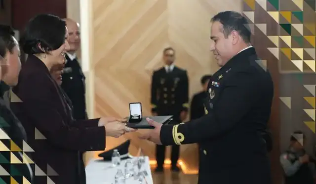 Ceremonia de clausura de la Escuela para Mandos con participantes de seguridad pública