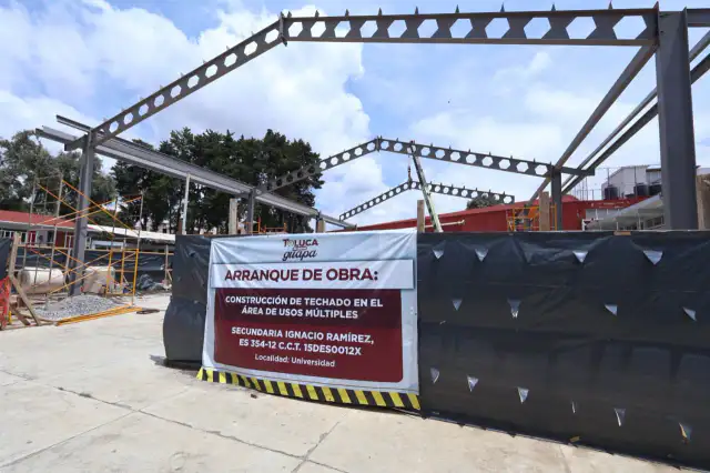 Estructura metálica de techumbre en construcción en una escuela de Toluca