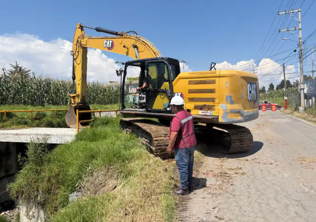 Trabajadores retiran azolve de un canal a cielo abierto en Toluca