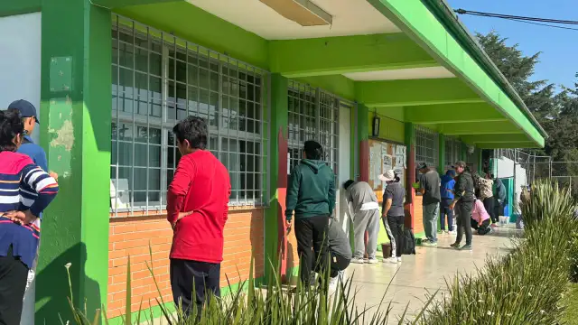 Personas realizando labores de limpieza y pintura en un espacio público de Toluca