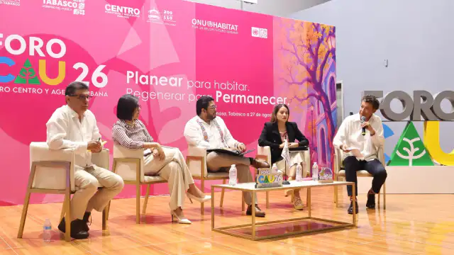 Panel de discusión sobre planeación urbana en un foro en Tabasco