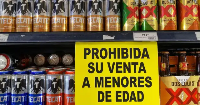 Estudiantes caminando frente a una tienda en una zona escolar de Toluca