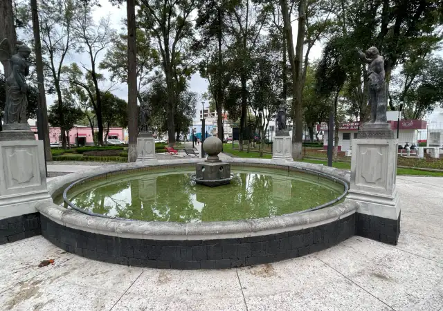 Personas caminando por el Parque Cuauhtémoc-Alameda de Toluca tras su rehabilitación