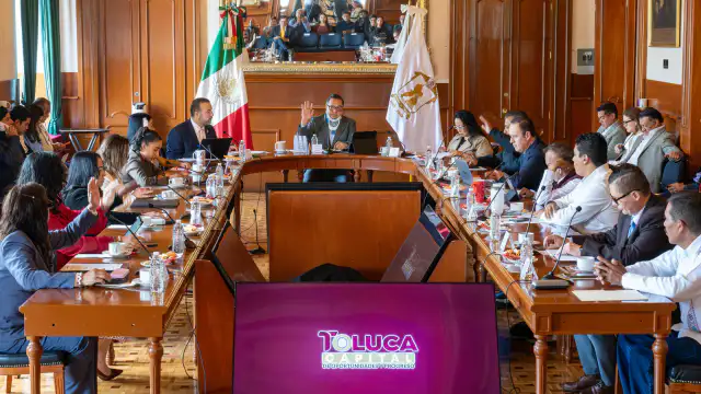 Sesión del Cabildo de Toluca con ediles durante la aprobación del plan de obra