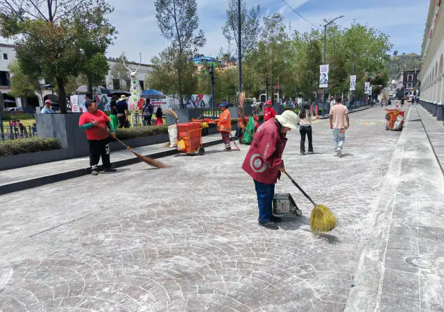 Personal de limpieza recoge basura en calles del centro de Toluca