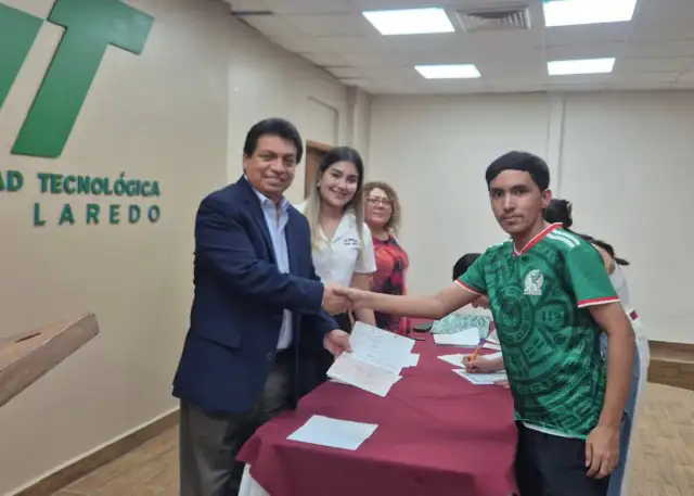 Entrega de becas en Universidad Tecnológica de Nuevo Laredo
