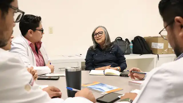 Mujer revisando resultados de mastografía en centro médico