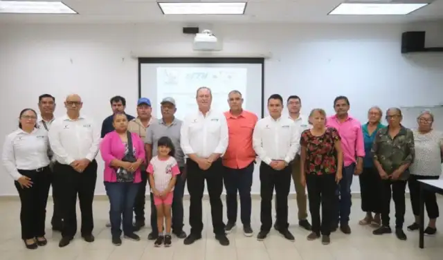 Sistema hidropónico con plántulas en invernadero, comunidad rural de Reynosa