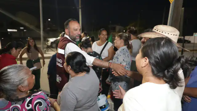 Autoridades municipales y vecinos durante la entrega de la calle pavimentada