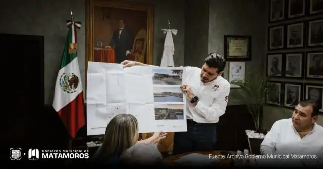 Reunión entre alcalde y vecinos en sala de presidencia municipal de Matamoros