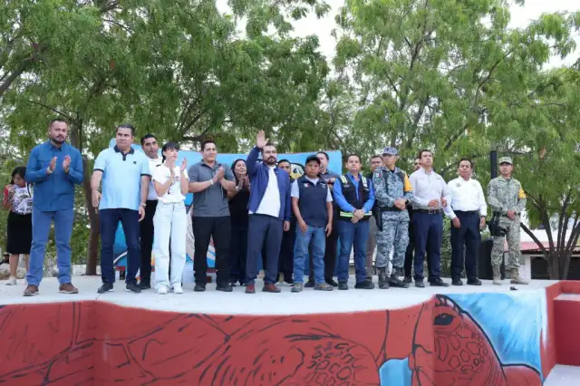 Personas pintando y limpiando un parque en Cabo San Lucas durante jornada de tequios