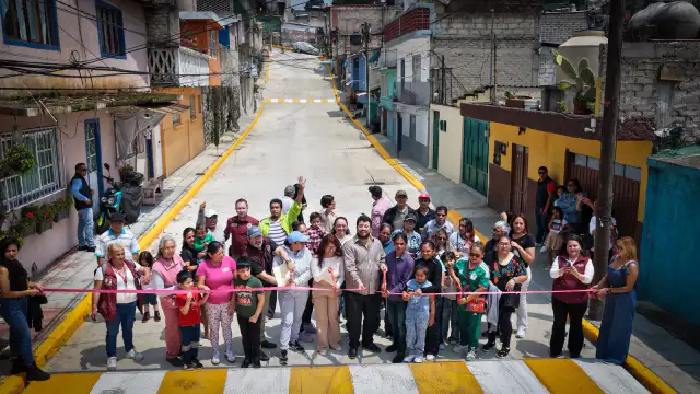 Vecinos y autoridades en la inauguración de la calle Nudo Mixteco rehabilitada