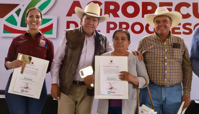 Tractor agrícola en un campo de cultivo en Zacatecas
