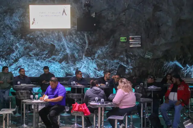 Personas participando en un curso de formación de meseros en un espacio turístico de Zacatecas