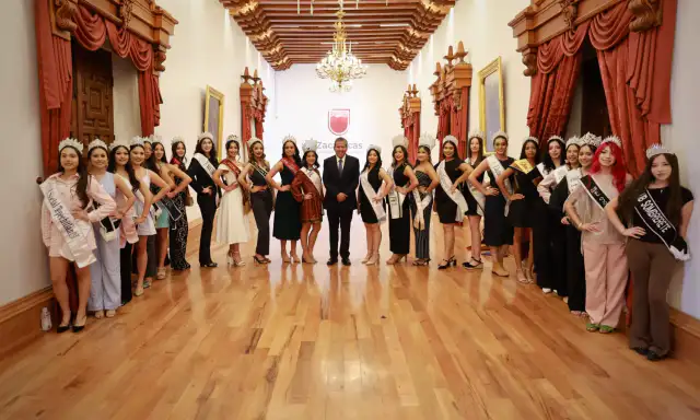 Gobernador David Monreal saluda a grupo de reinas migrantes en evento oficial en Zacatecas.