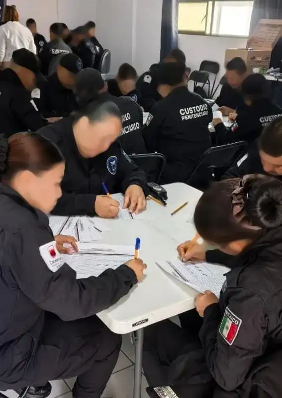 Elementos de seguridad penitenciaria durante un proceso de capacitación en Zacatecas