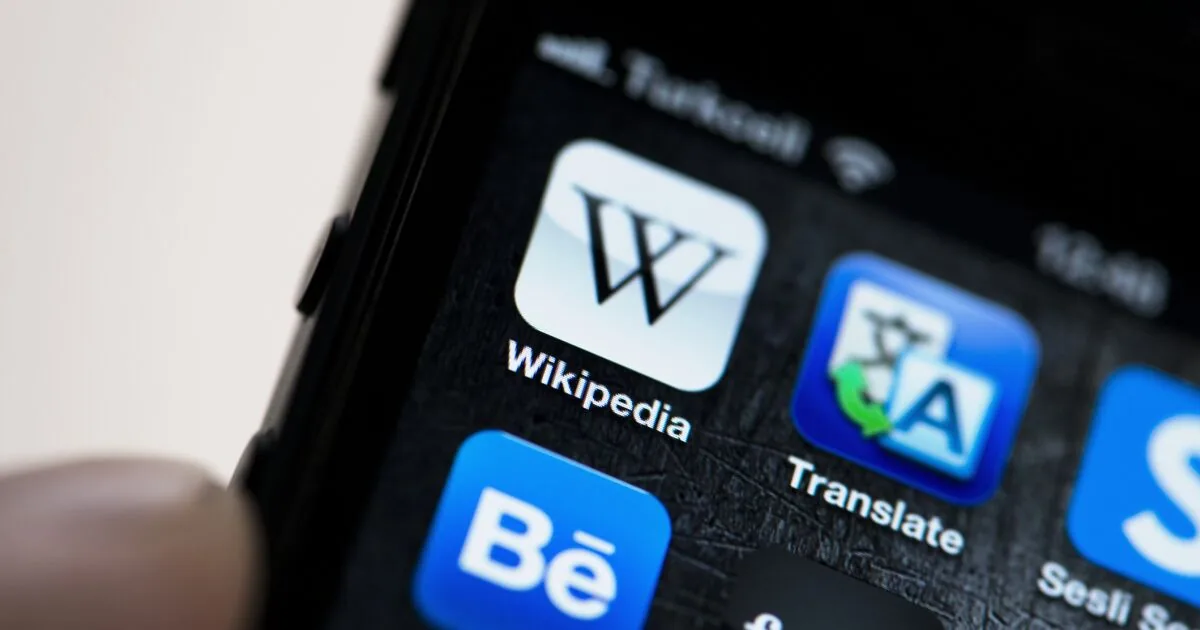 Wikipedia enfrenta amenaza de huelga tras despidos en su equipo de soporte técnico