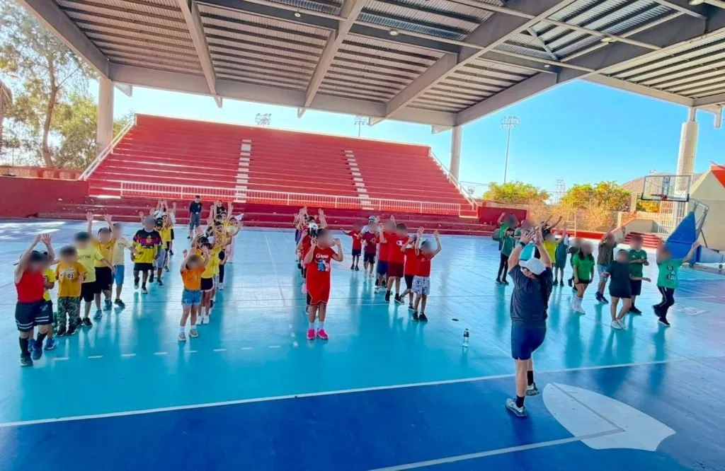 82 niños y adolescentes participan en cursos deportivos de verano en Los Cabos