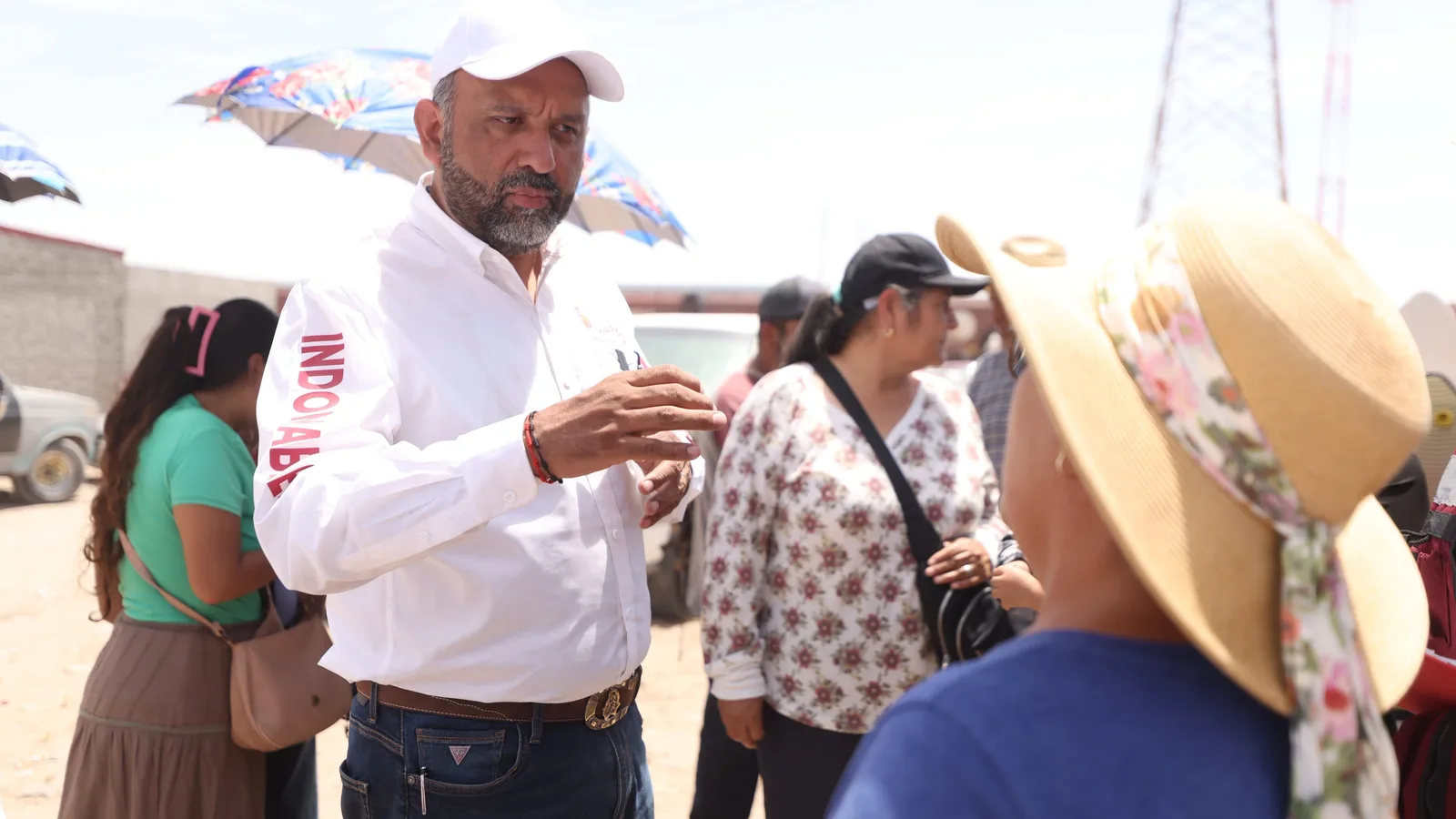 Alcalde de Juárez entrega agua purificada en Valle Dorado II ante fallas en servicio