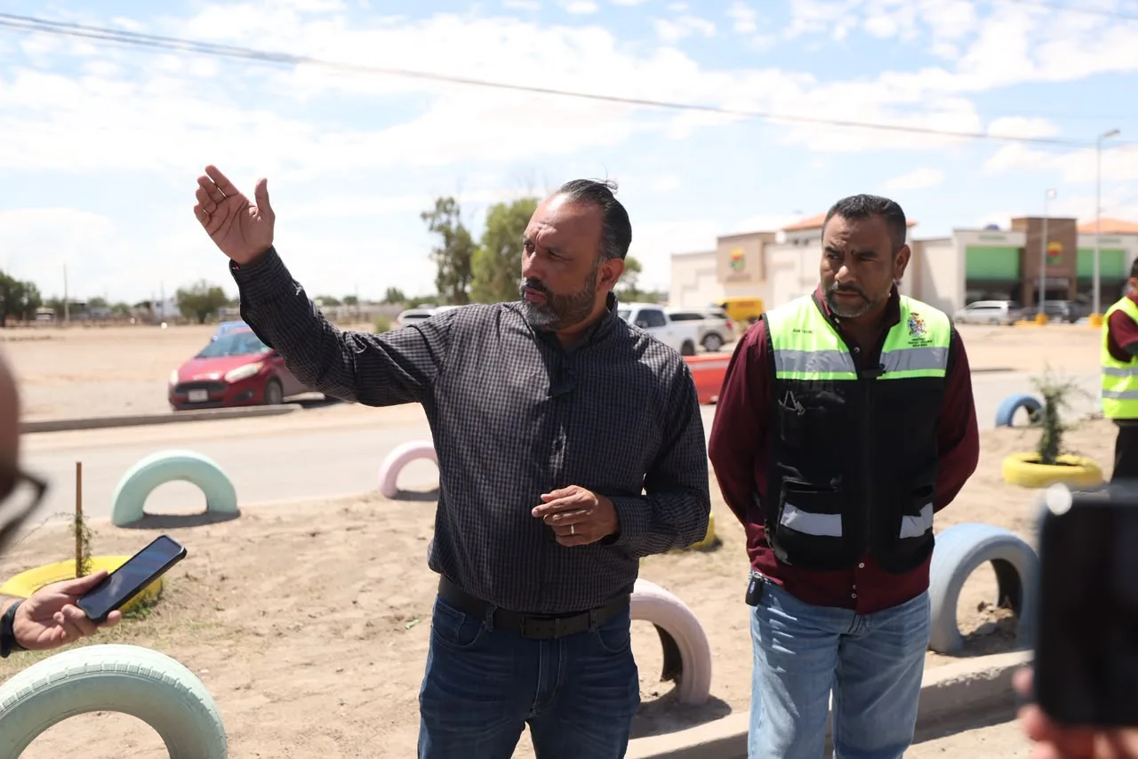 Alcalde de Juárez supervisa bacheo en Riberas del Bravo y emplaza a JMAS por válvulas dañadas