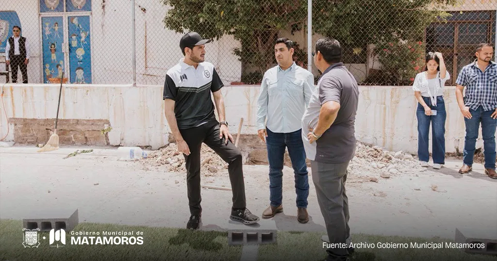 Alcalde de Matamoros supervisa obras deportivas y asiste a graduación infantil
