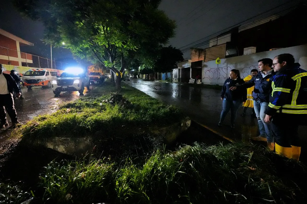 Alcalde de Querétaro supervisa canal pluvial en Villas de Santiago tras lluvias intensas