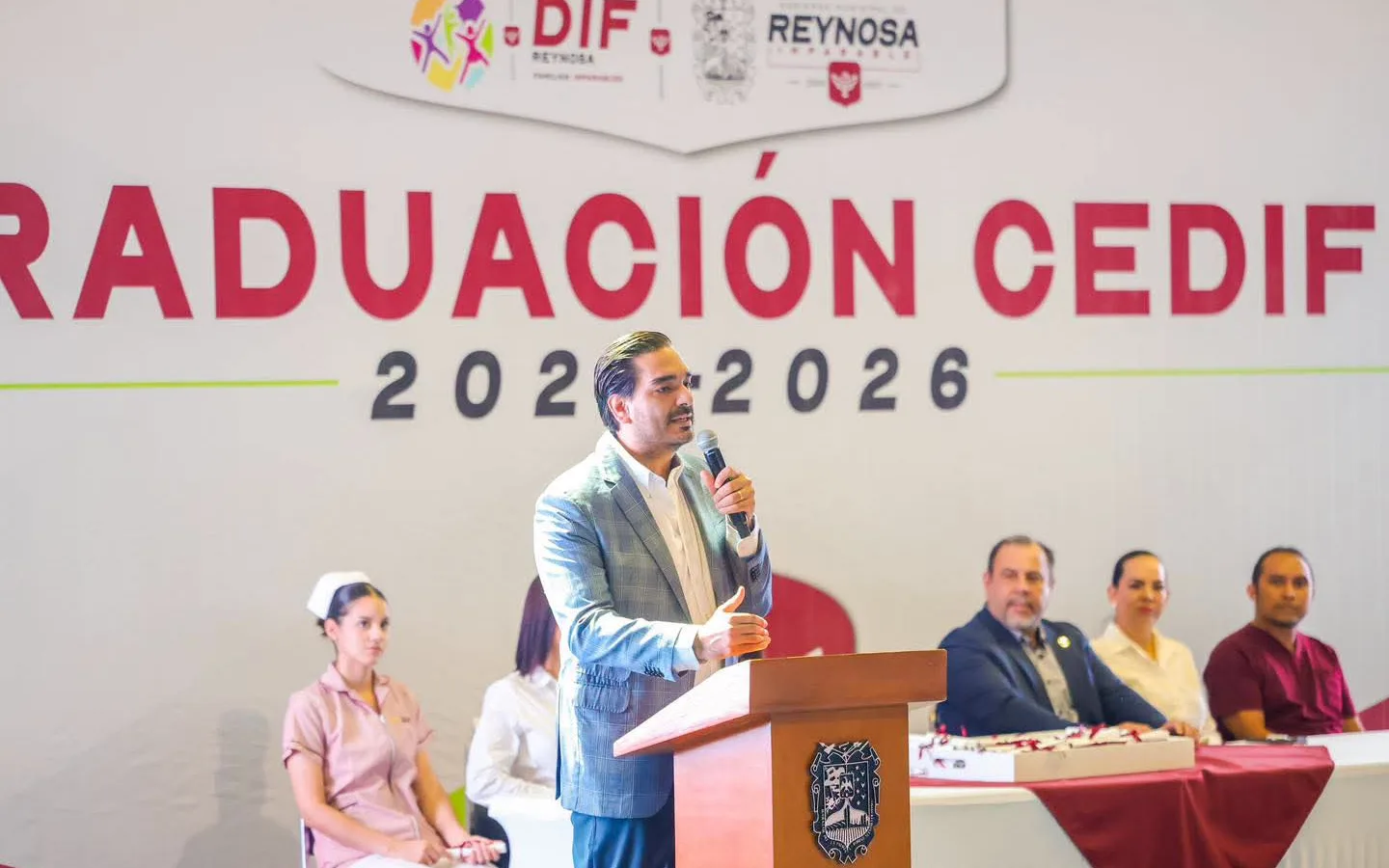 Alcalde de Reynosa entrega diplomas a 800 egresados de talleres del DIF municipal