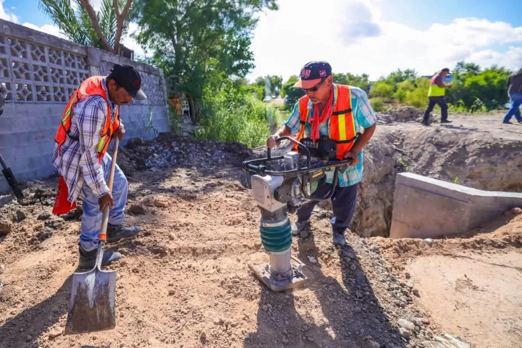 Alcalde de Reynosa supervisa obra de drenaje pluvial en colonia Arcoíris