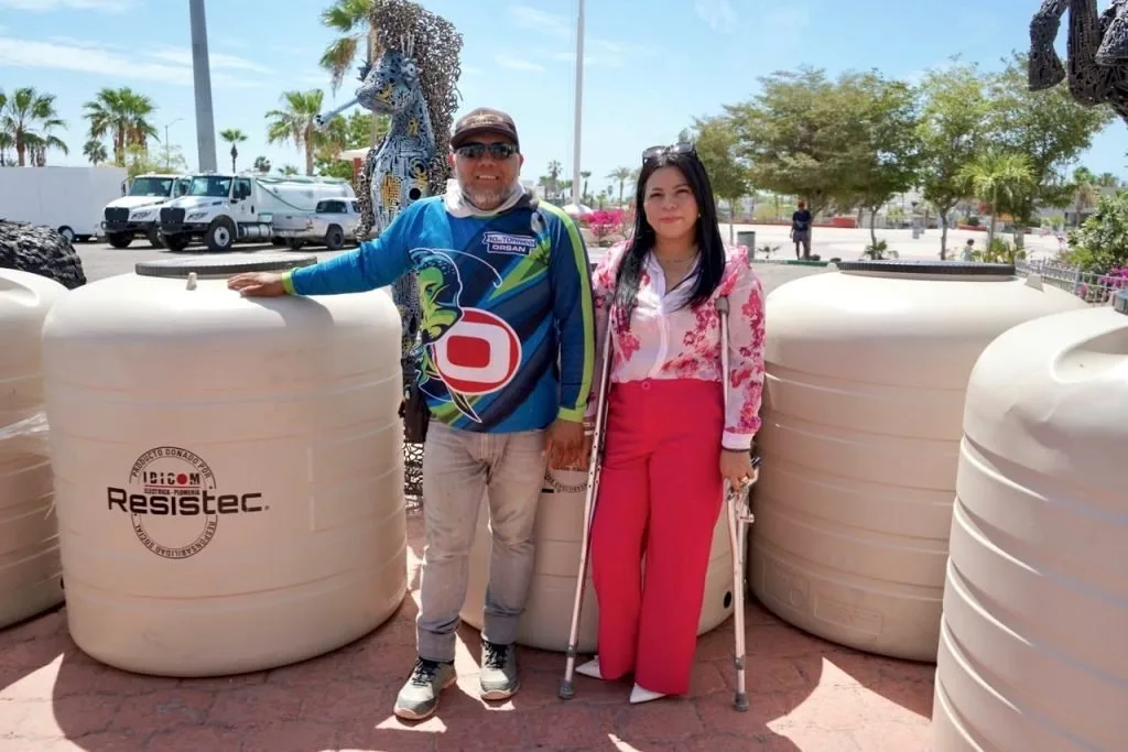 Apoyo privado entrega 48 tinacos a familias en Cabo San Lucas