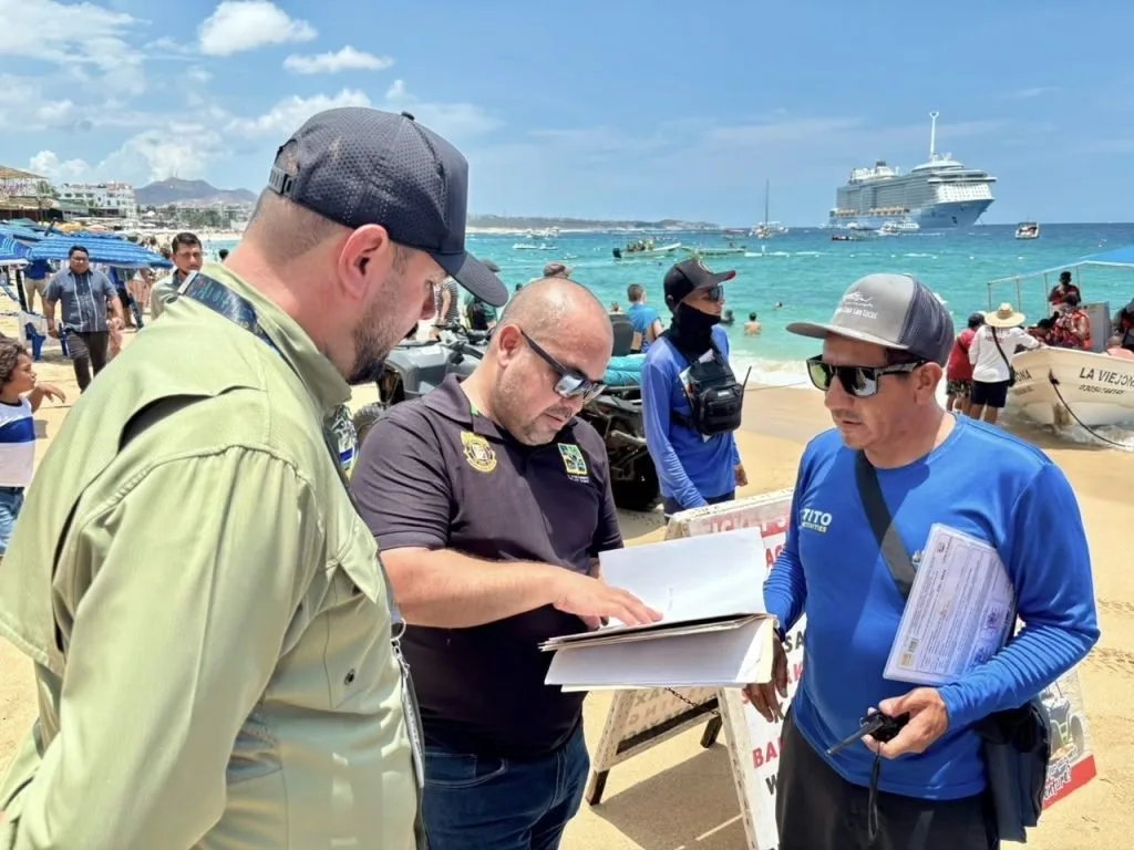 Aseguran camastros y sombrillas en playa El Médano por irregularidades
