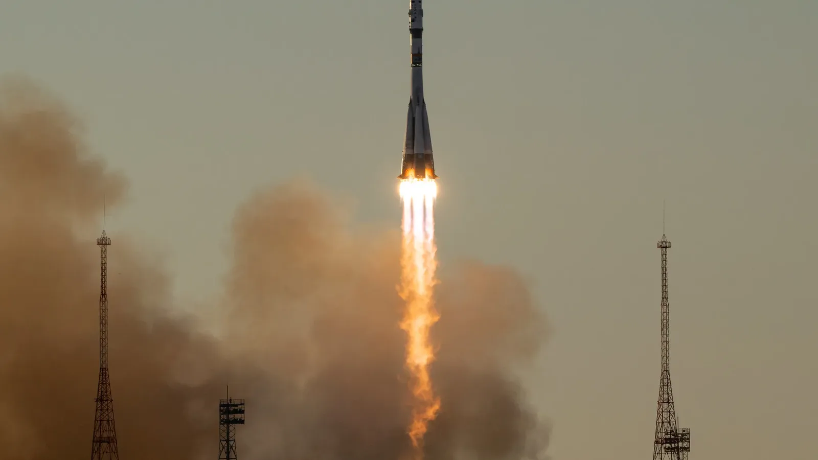 Astronauta de la NASA y cosmonautas rusos llegan a la Estación Espacial Internacional