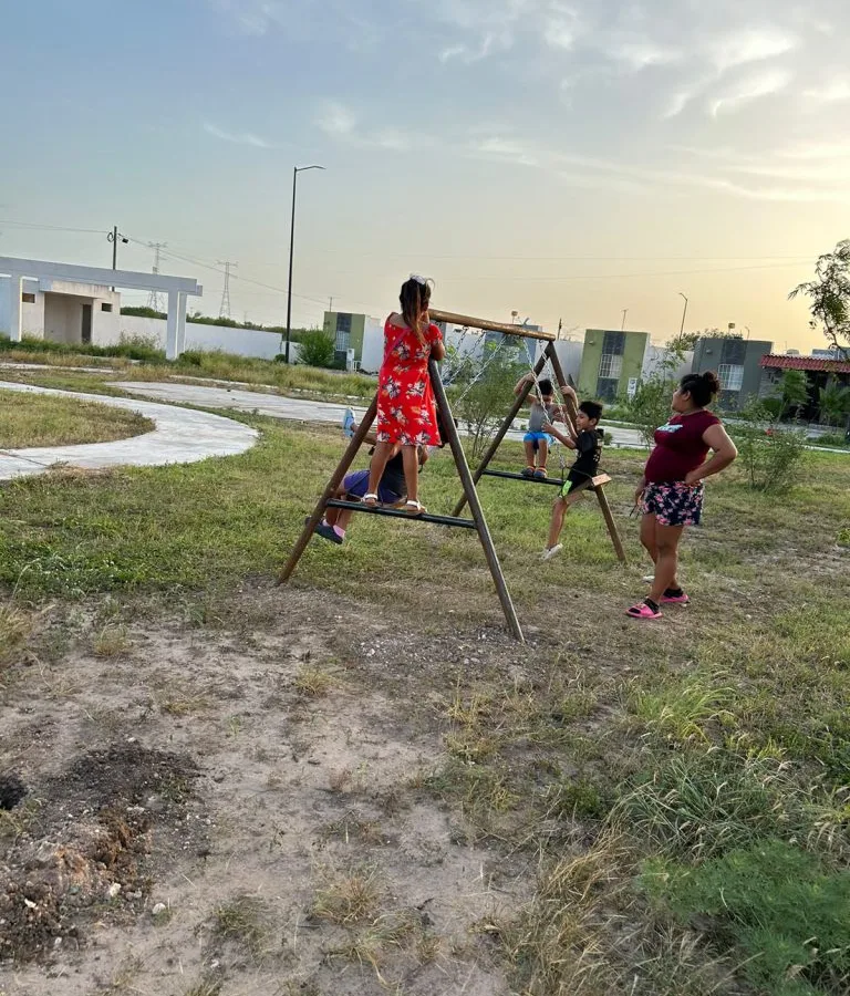 Ayuntamiento de Reynosa instala porterías y juegos en dos plazas