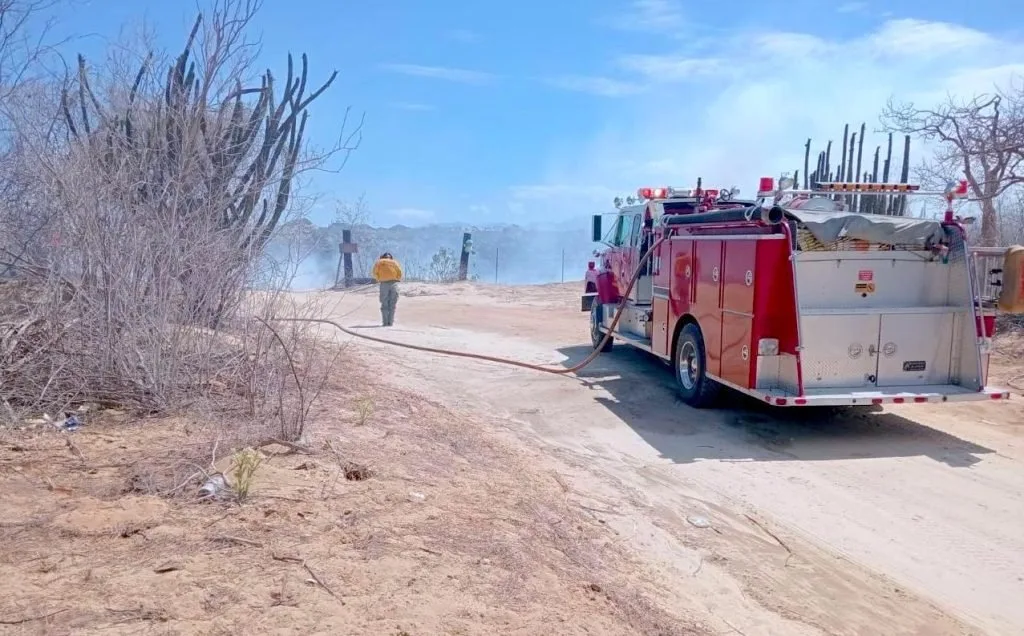Bomberos de San José del Cabo controlan incendio en basurero de Santiago