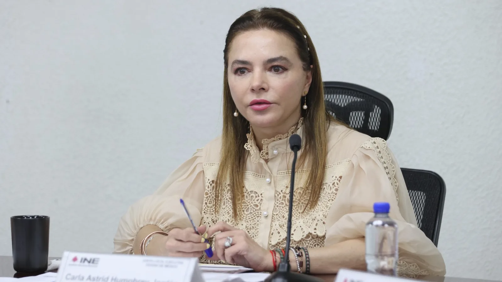Carla Humphrey advierte: desinformación y IA ponen en riesgo las elecciones de 2027