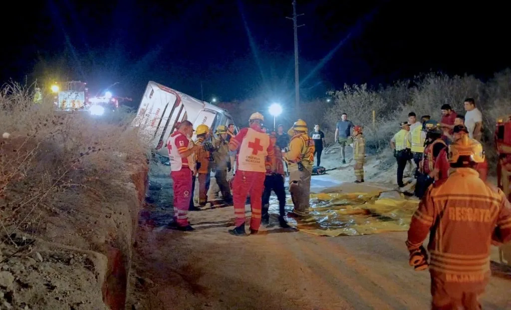 Choque entre autobús y auto en Los Cabos deja tres muertos y varios heridos