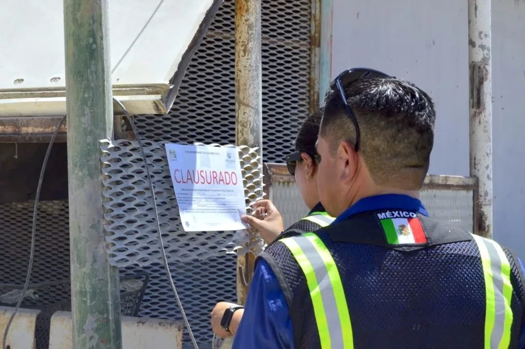 Cierran negocio en San José del Cabo por obstruir arroyo con vehículos abandonados