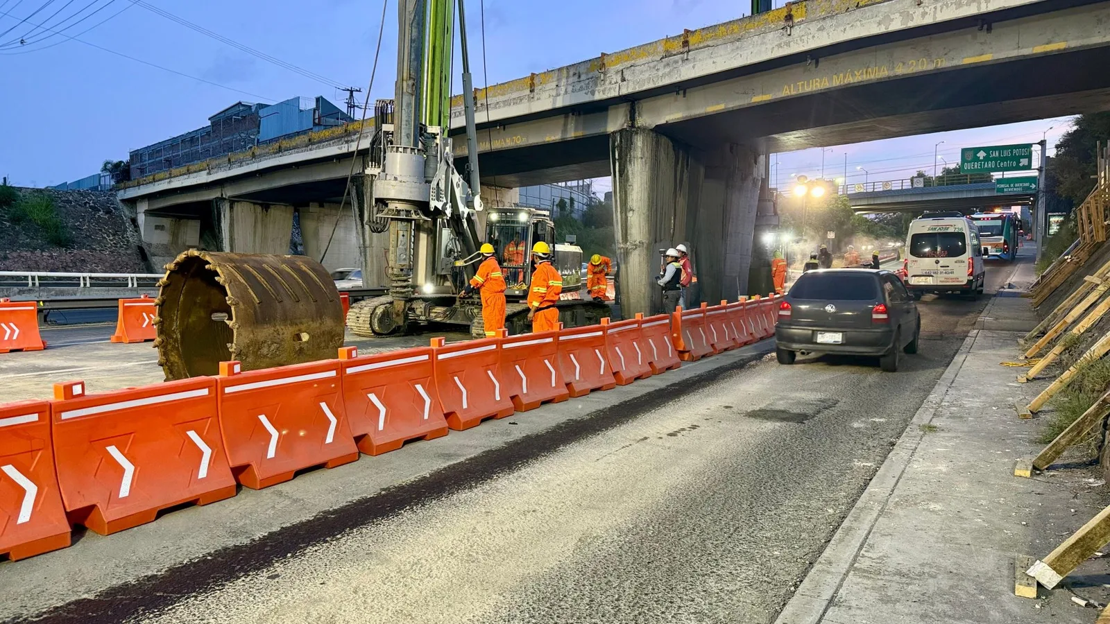 Cierres nocturnos en Bernardo Quintana por obras del tren México-Querétaro