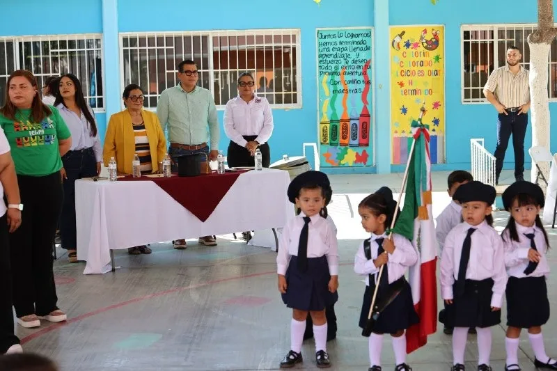 Clausura en CAI Loma Linda: 12 infantes concluyen educación inicial en La Paz