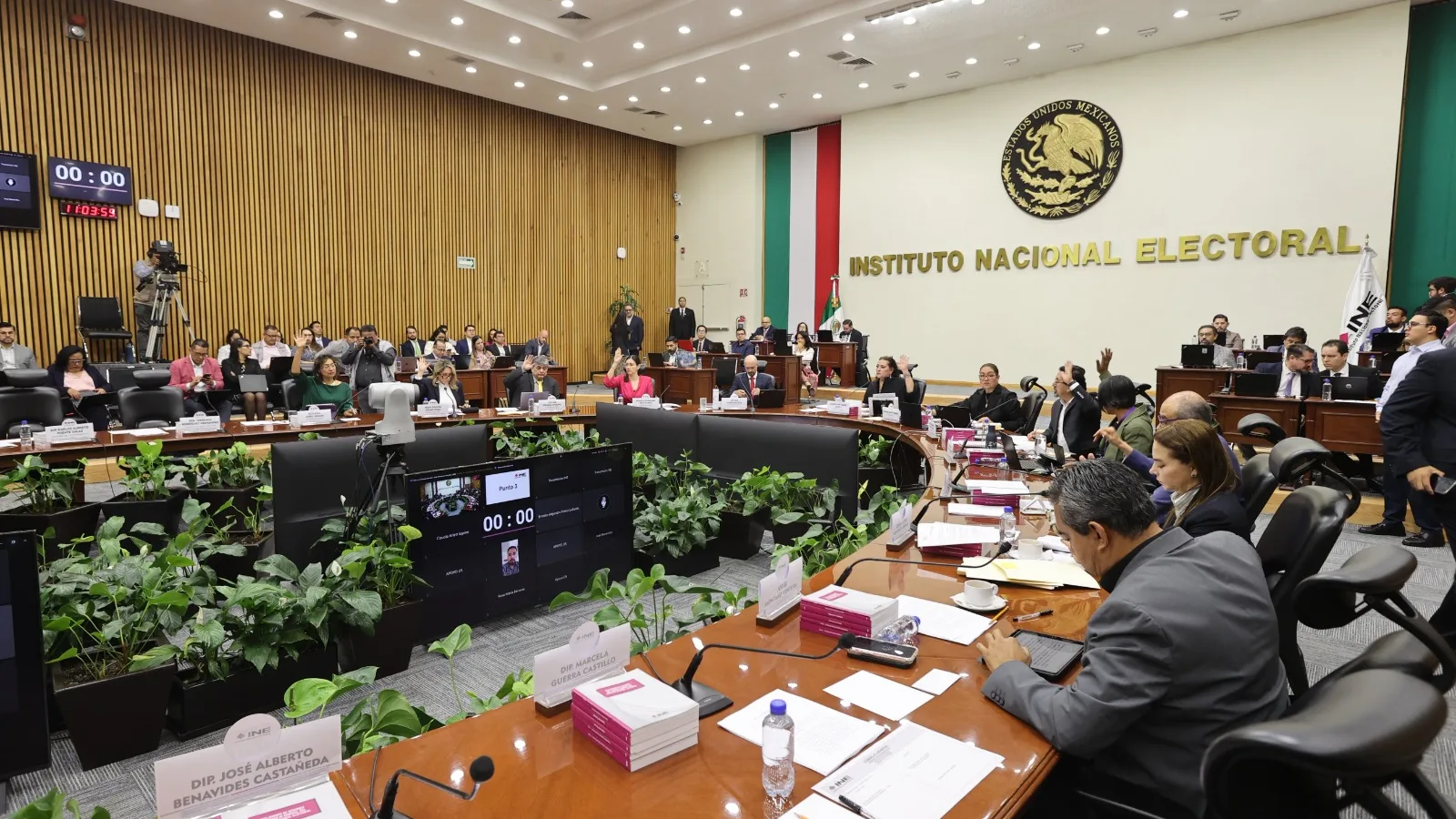 Debate en el INE por retiro de puntos del orden del día en sesión extraordinaria